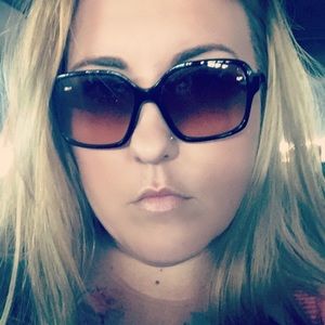 Meet your Posher, Shelly